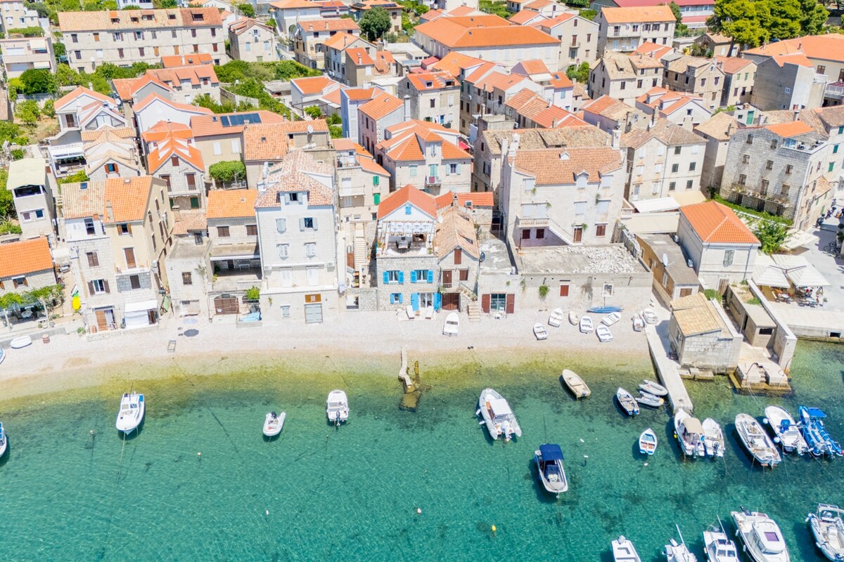 NA PREDAJ zrekonštruovaná vila /330 m²/ na pobreží, mesto Komiža /VIS/ — foto 5