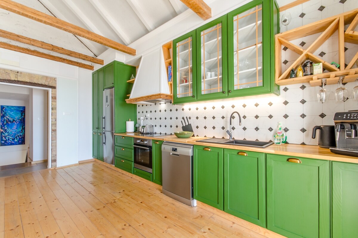 NA PREDAJ zrekonštruovaná vila /330 m²/ na pobreží, mesto Komiža /VIS/ — foto 9