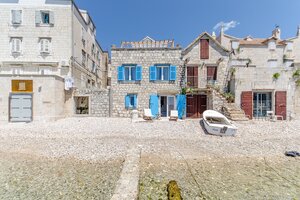 NA PREDAJ zrekonštruovaná vila /330 m²/ na pobreží, mesto Komiža /VIS/ — foto 1