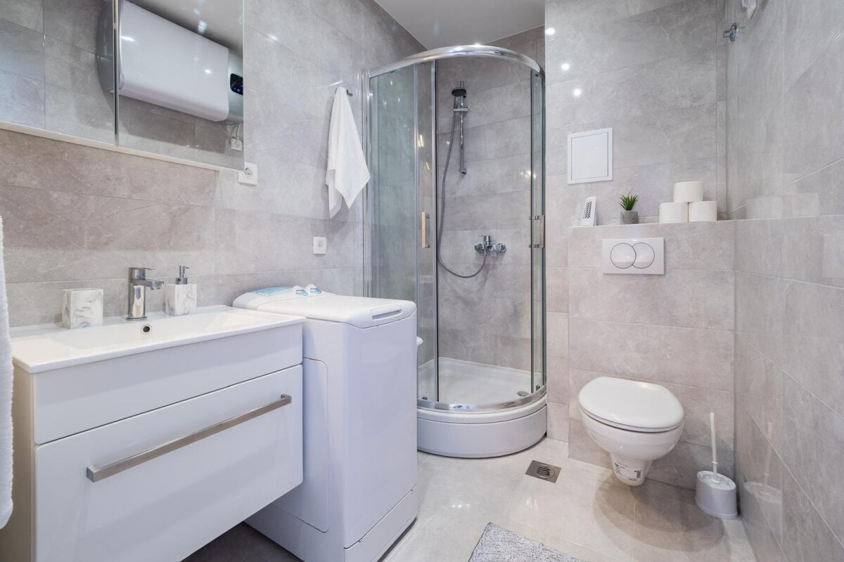 NA PREDAJ krásny luxusný apartmán /63 m2/ pri mori, Dalmátsko, Trogir — foto 12