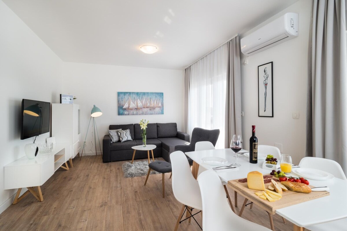NA PREDAJ krásny luxusný apartmán /63 m2/ pri mori, Dalmátsko, Trogir — foto 4
