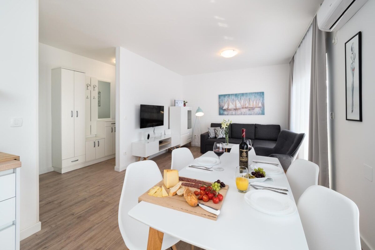 NA PREDAJ krásny luxusný apartmán /63 m2/ pri mori, Dalmátsko, Trogir — foto 5