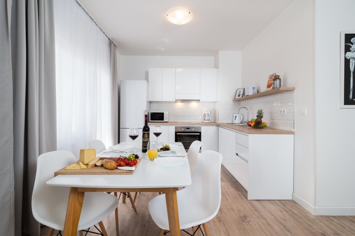 NA PREDAJ krásny luxusný apartmán /63 m2/ pri mori, Dalmátsko, Trogir — foto 6