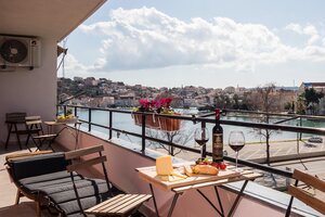 NA PREDAJ krásny luxusný apartmán /63 m2/ pri mori, Dalmátsko, Trogir — foto 1