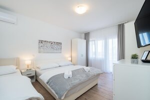 NA PREDAJ krásny luxusný apartmán /63 m2/ pri mori, Dalmátsko, Trogir — foto 9