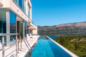 NA PREDAJ Luxusná vila  /360 m²/ s infinity bazénom, mesto Korčula — foto 1