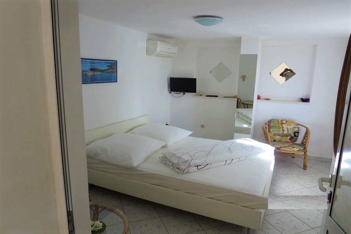 NA PREDAJ nádherný apartmánový dom priamo  pri mori, Primošten — foto 4