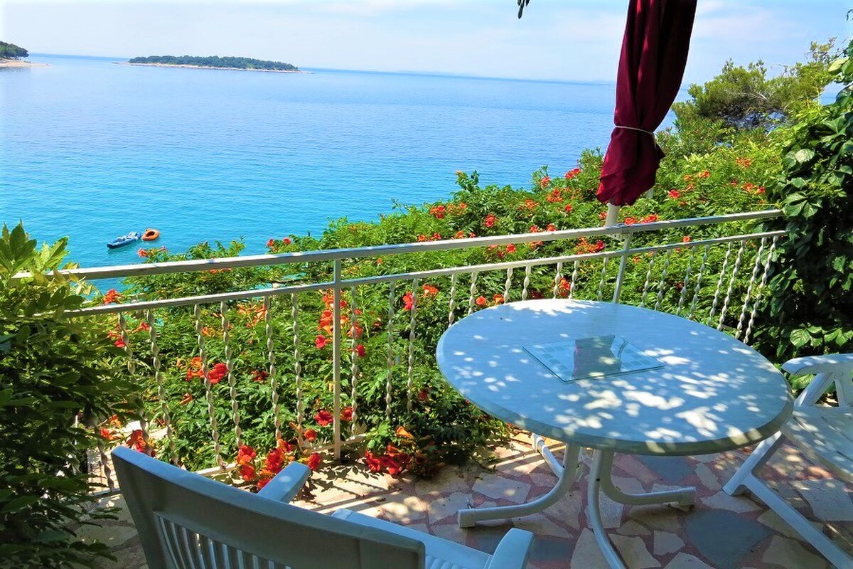 NA PREDAJ nádherný apartmánový dom priamo  pri mori, Primošten — foto 7