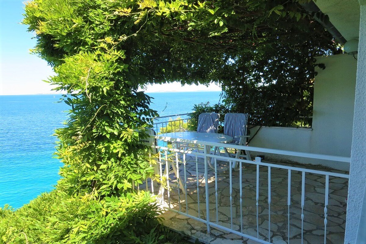 NA PREDAJ nádherný apartmánový dom priamo  pri mori, Primošten — foto 9