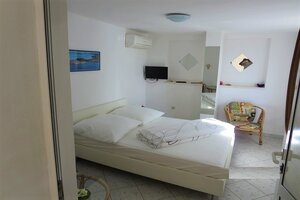 NA PREDAJ nádherný apartmánový dom priamo  pri mori, Primošten — foto 4