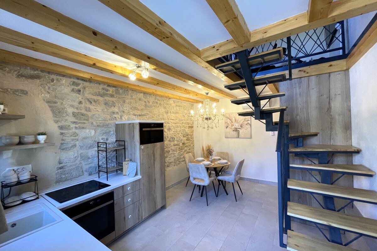 NA PREDAJ novozrekonštruovaný kamenný dom / 60 m²/ Kaštela