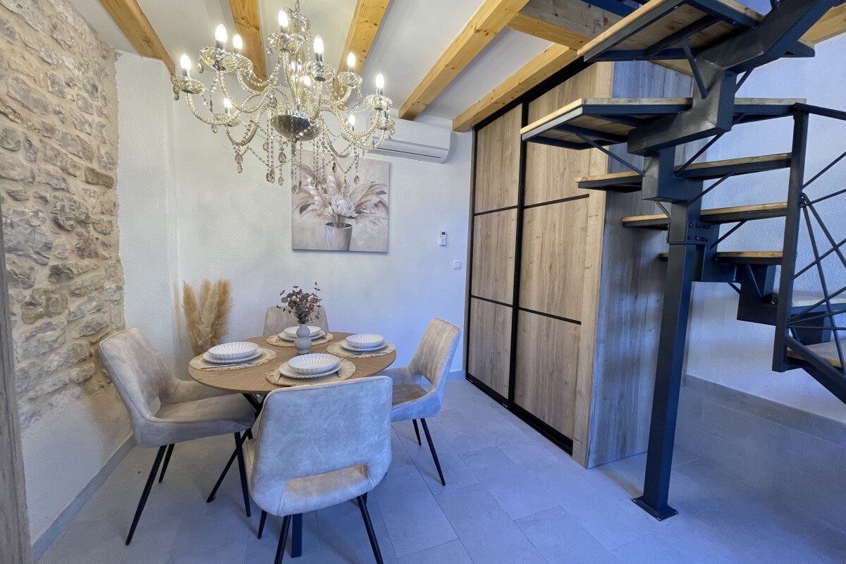 NA PREDAJ novozrekonštruovaný kamenný dom / 60 m²/ Kaštela — foto 2
