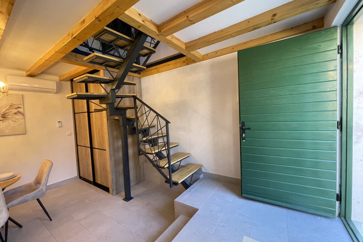 NA PREDAJ novozrekonštruovaný kamenný dom / 60 m²/ Kaštela — foto 3