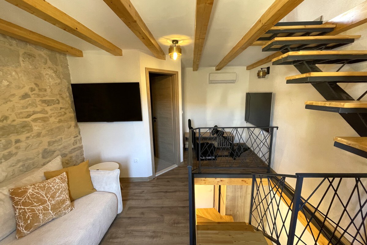 NA PREDAJ novozrekonštruovaný kamenný dom / 60 m²/ Kaštela — foto 4