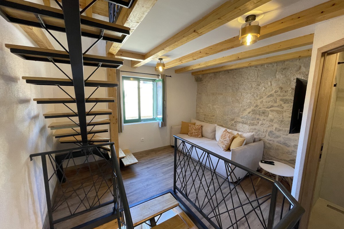 NA PREDAJ novozrekonštruovaný kamenný dom / 60 m²/ Kaštela — foto 5