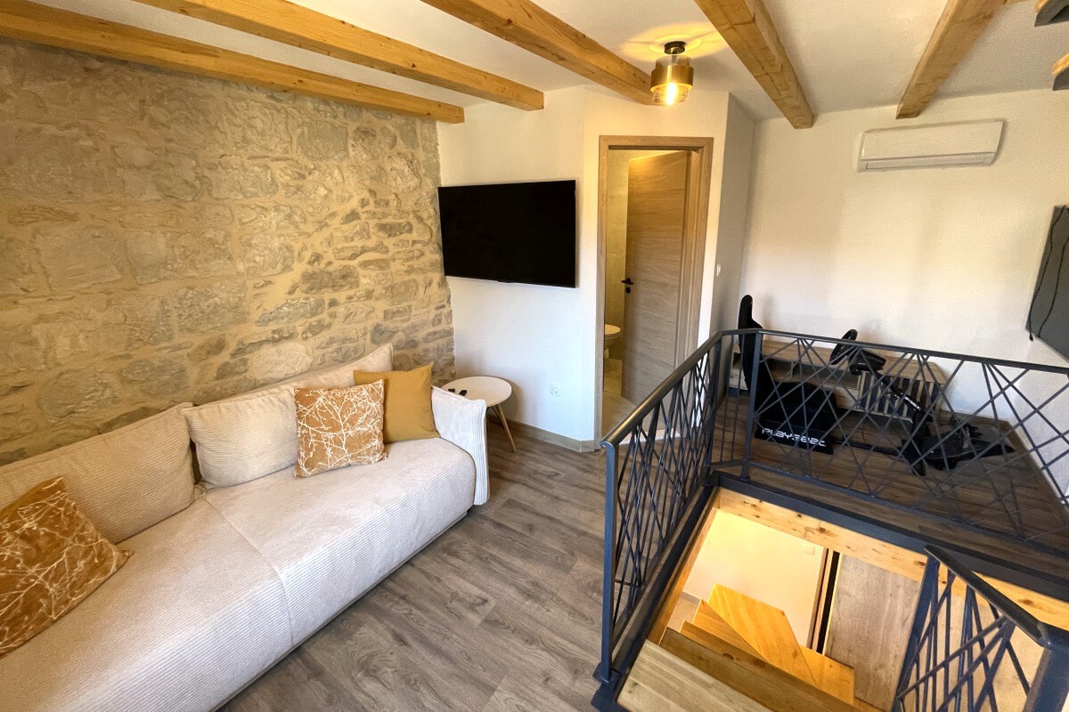NA PREDAJ novozrekonštruovaný kamenný dom / 60 m²/ Kaštela — foto 7