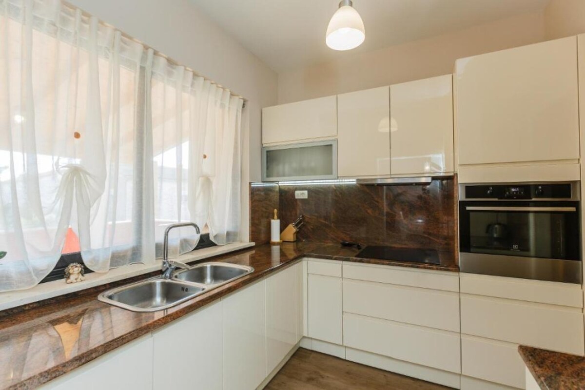 Nádherný dom /420 m²/ s bazénom a výhľadom na more, Dalmátsko, Kaštela — foto 8