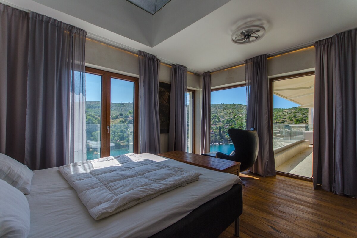 NA PREDAJ prekrásny novopostavený dom / 494 m²/ ostrov Brač, Bobovišća — foto 12