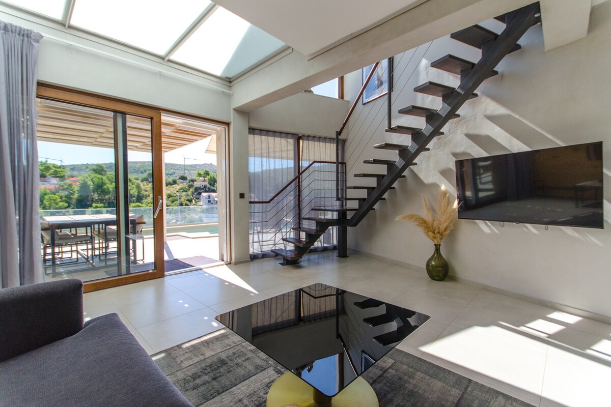 NA PREDAJ prekrásny novopostavený dom / 494 m²/ ostrov Brač, Bobovišća — foto 15