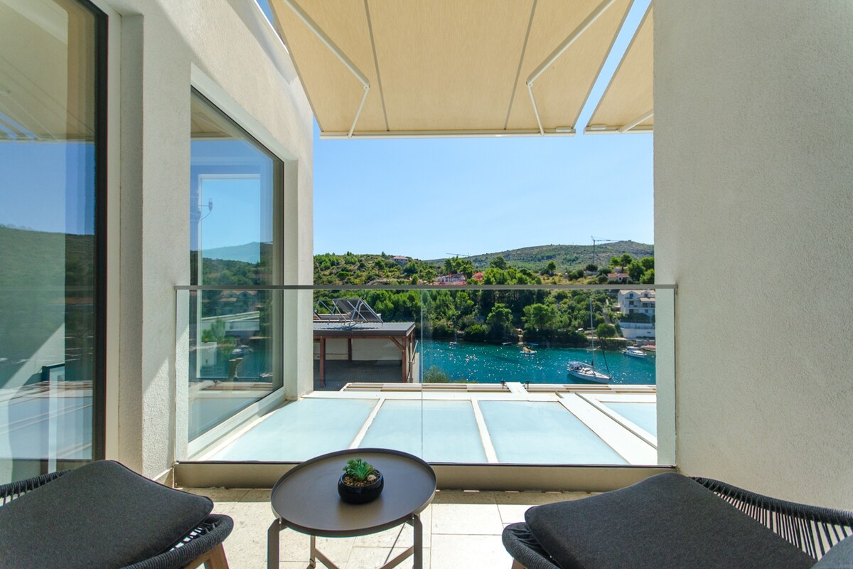 NA PREDAJ prekrásny novopostavený dom / 494 m²/ ostrov Brač, Bobovišća — foto 19