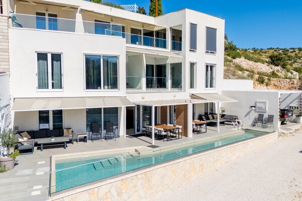 NA PREDAJ prekrásny novopostavený dom / 494 m²/ ostrov Brač, Bobovišća