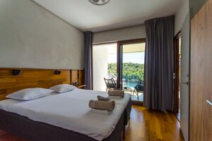 NA PREDAJ prekrásny novopostavený dom / 494 m²/ ostrov Brač, Bobovišća — foto 18