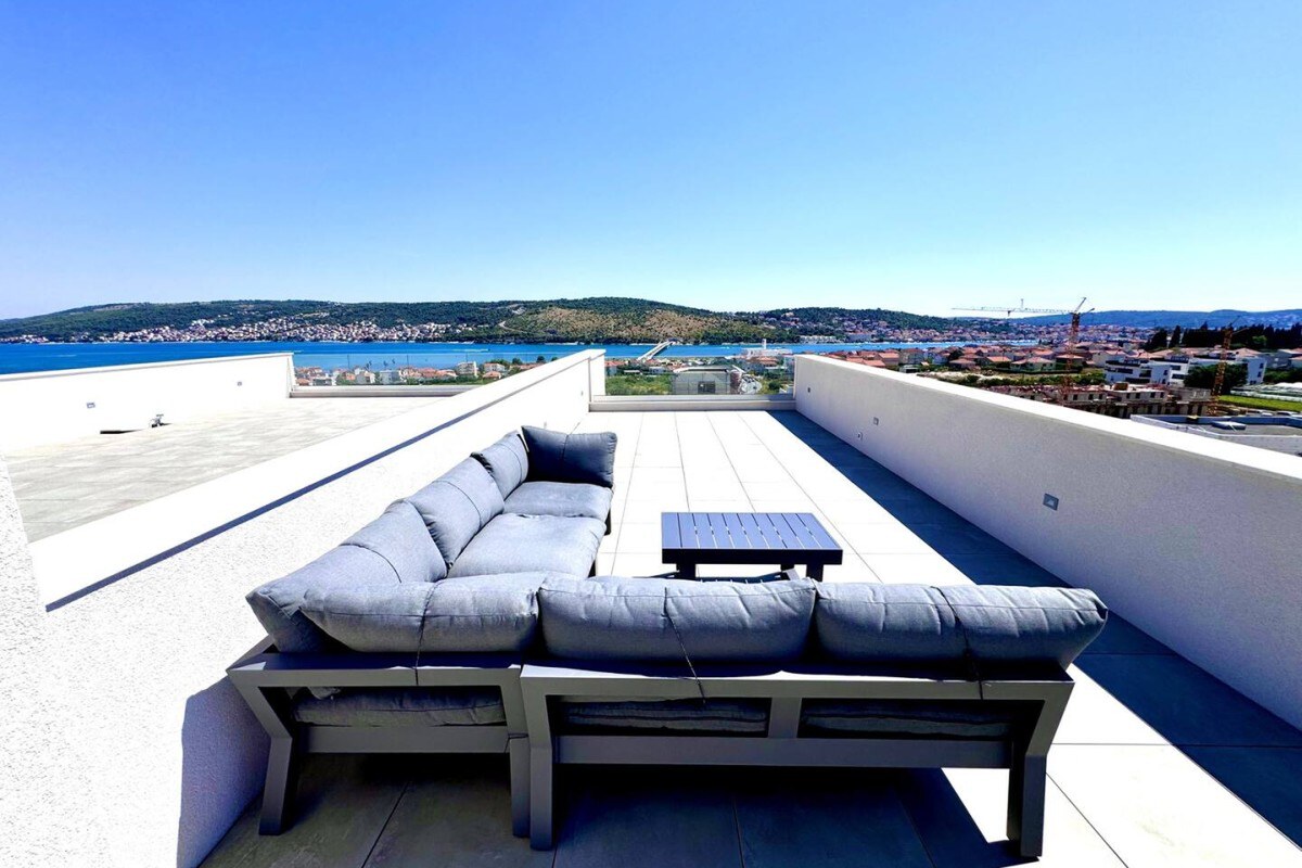 NA PREDAJ moderný luxusný apartmán /45 m² / Dalmátsko, TROGIR