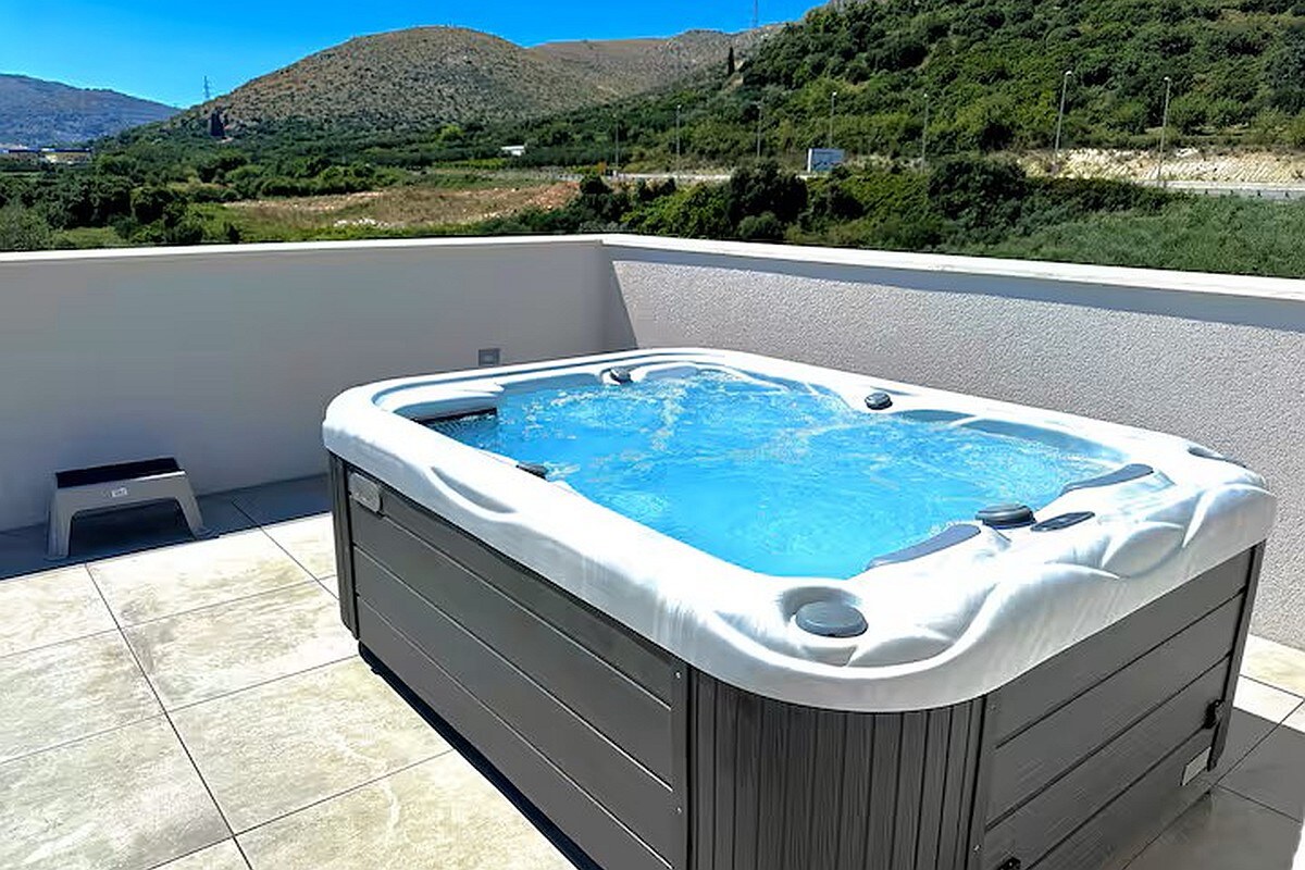 NA PREDAJ moderný luxusný apartmán /45 m² / Dalmátsko, TROGIR — foto 12