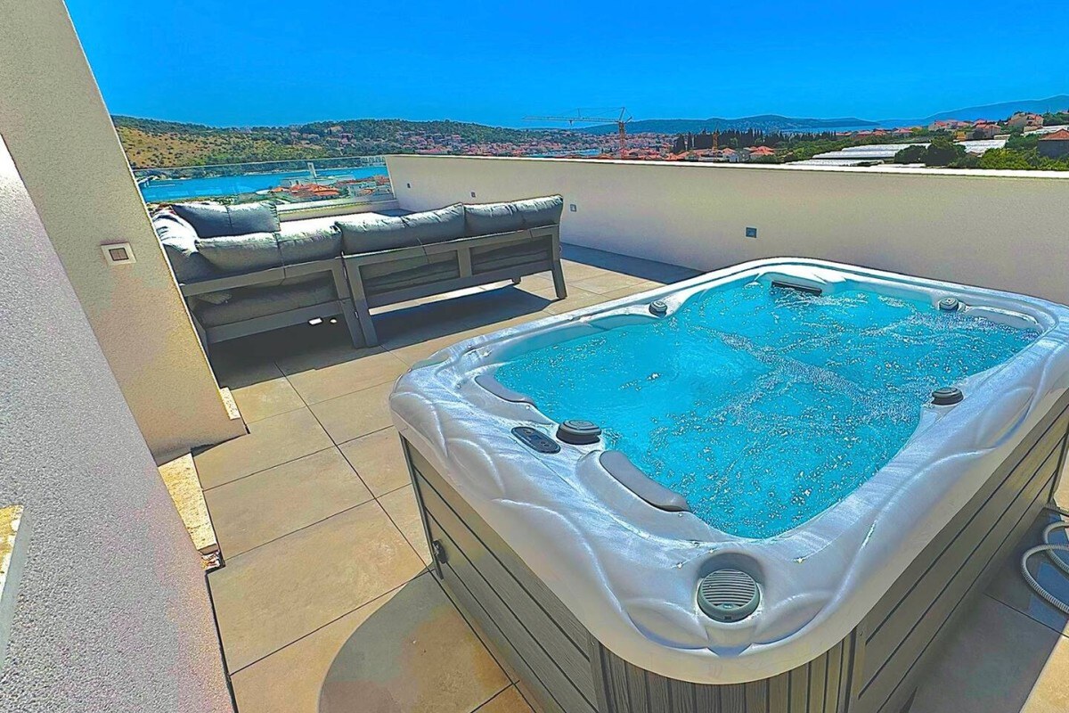 NA PREDAJ moderný luxusný apartmán /45 m² / Dalmátsko, TROGIR — foto 13