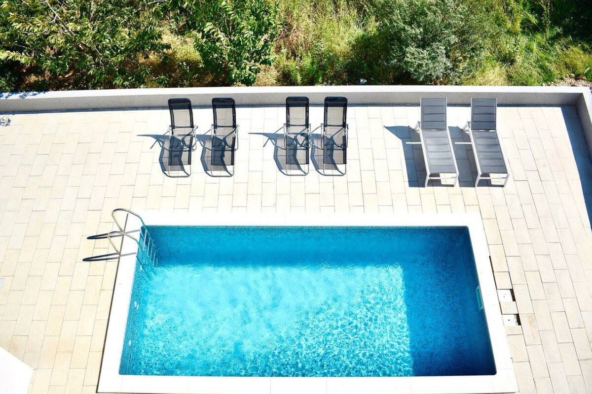 NA PREDAJ moderný luxusný apartmán /45 m² / Dalmátsko, TROGIR — foto 14