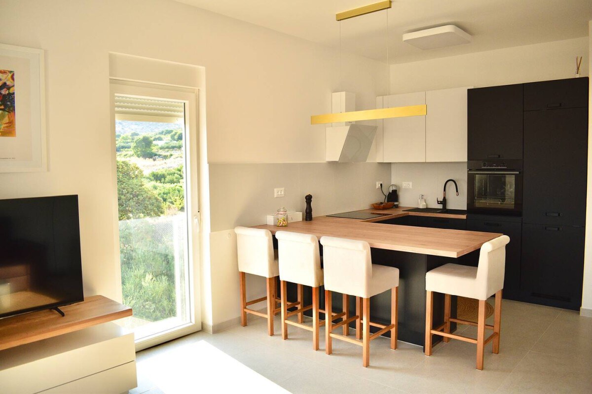 NA PREDAJ moderný luxusný apartmán /45 m² / Dalmátsko, TROGIR — foto 4