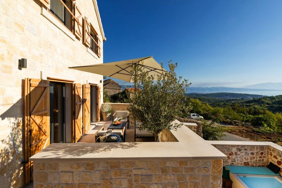 NA PREDAJ LUXUSNÁ kamenná vila / 250 m² / na ostrove HVAR — foto 2