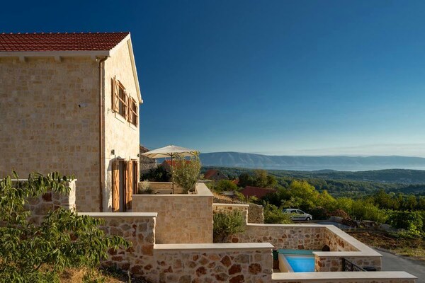 NA PREDAJ LUXUSNÁ kamenná vila / 250 m² / na ostrove HVAR