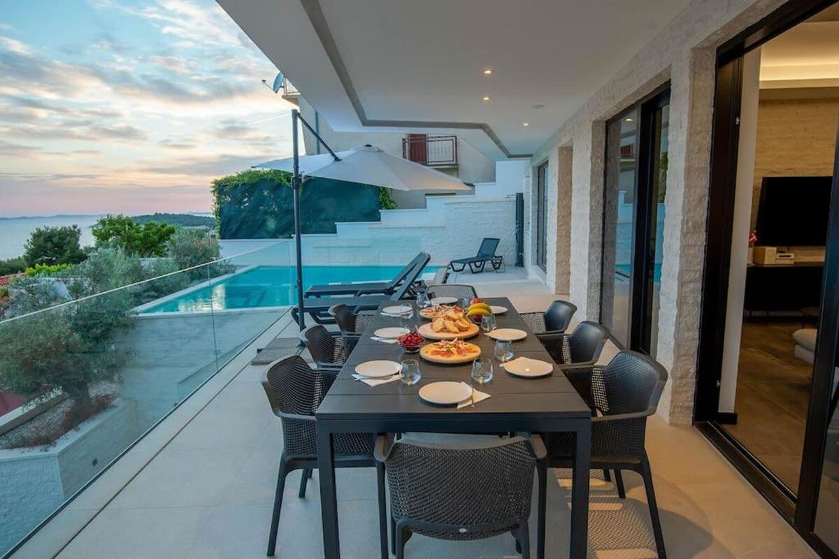 Moderná vila / 256 m2/ s bazénom a výhľadom na more, Primošten