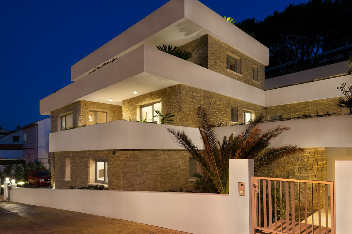 KRÁSNA MODERNÁ VILA  /400 m²/ s výhľadom na more, mesto BRAČ