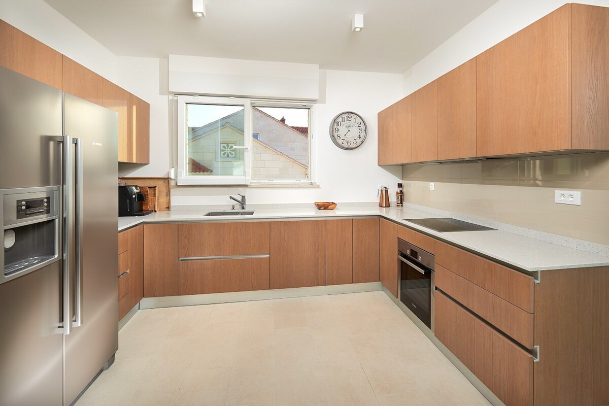 KRÁSNA MODERNÁ VILA  /400 m²/ s výhľadom na more, mesto BRAČ — foto 9