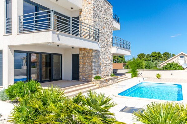 NA PREDAJ kamenná vila /400 m² / s výhľadom na more, ostrov  ŠOLTA
