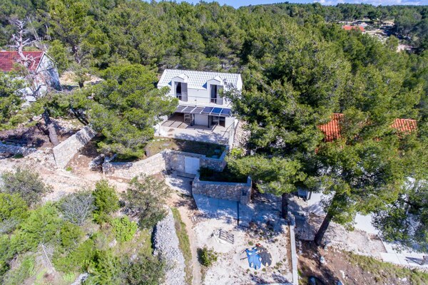 NA PREDAJ šarmantný dom / 72 m² /s výhľadom na more na ostrove BRAČ