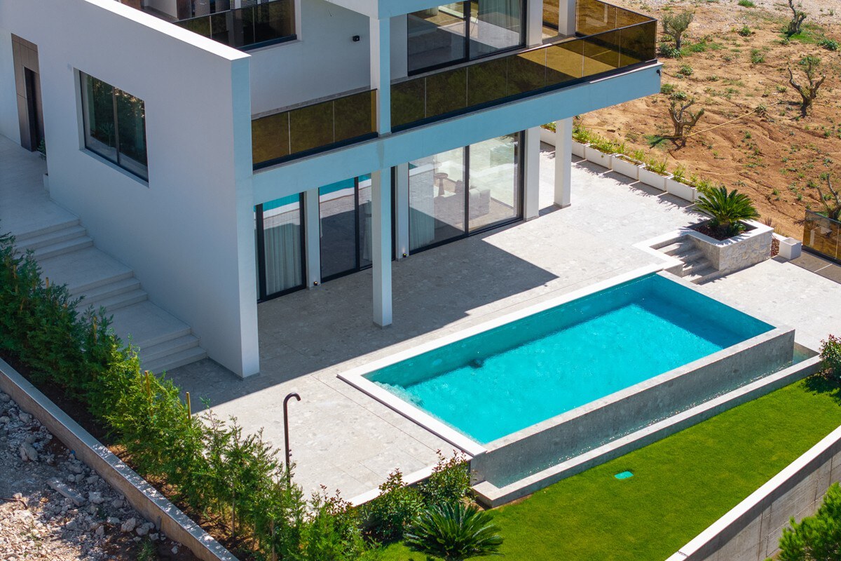 NA PREDAJ mediteránska vila s pôsobivým 360° výhľadom na more, DRAGE — foto 3