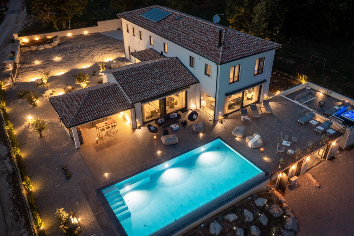NA PREDAJ luxusná vila /435 m2/s infinity bazénom vo vnútrozemí, PAZIN