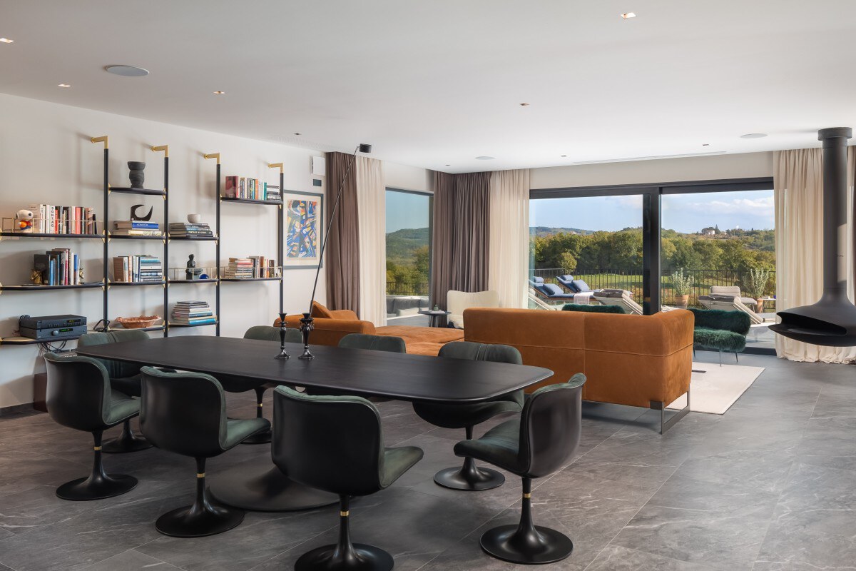 NA PREDAJ luxusná vila /435 m2/s infinity bazénom vo vnútrozemí, PAZIN — foto 10