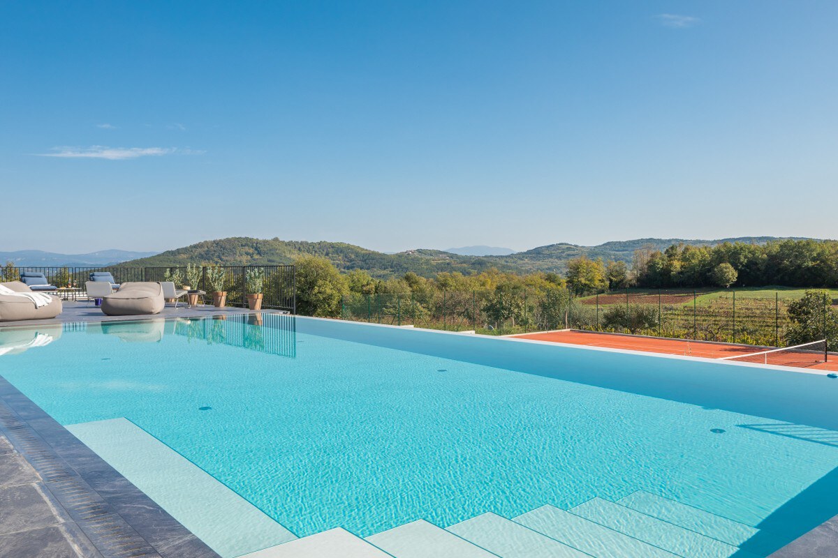 NA PREDAJ luxusná vila /435 m2/s infinity bazénom vo vnútrozemí, PAZIN — foto 6