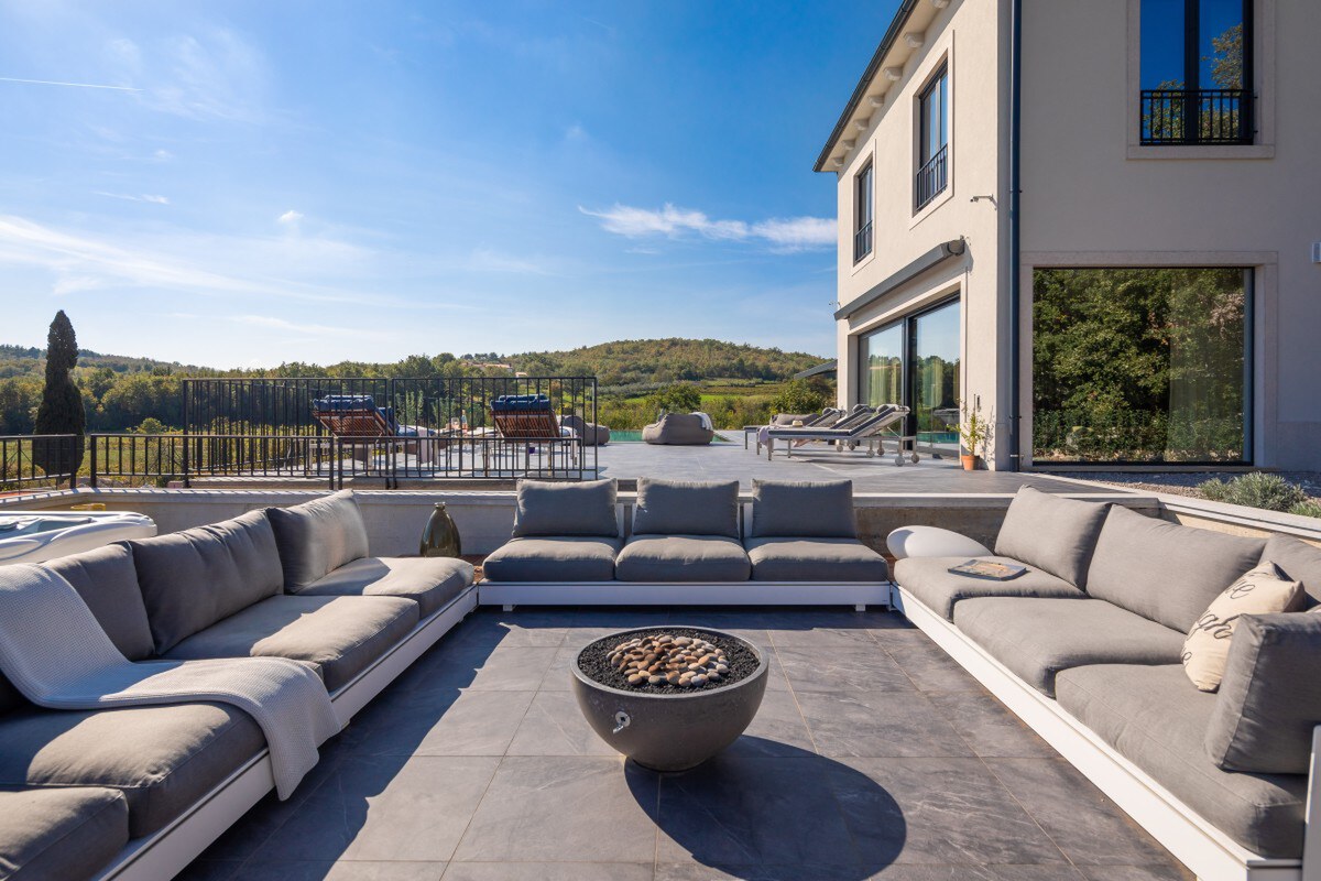 NA PREDAJ luxusná vila /435 m2/s infinity bazénom vo vnútrozemí, PAZIN — foto 8