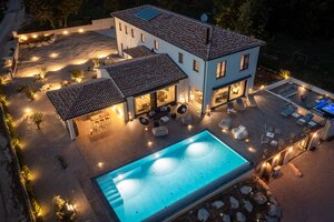NA PREDAJ luxusná vila /435 m2/s infinity bazénom vo vnútrozemí, PAZIN — foto 1