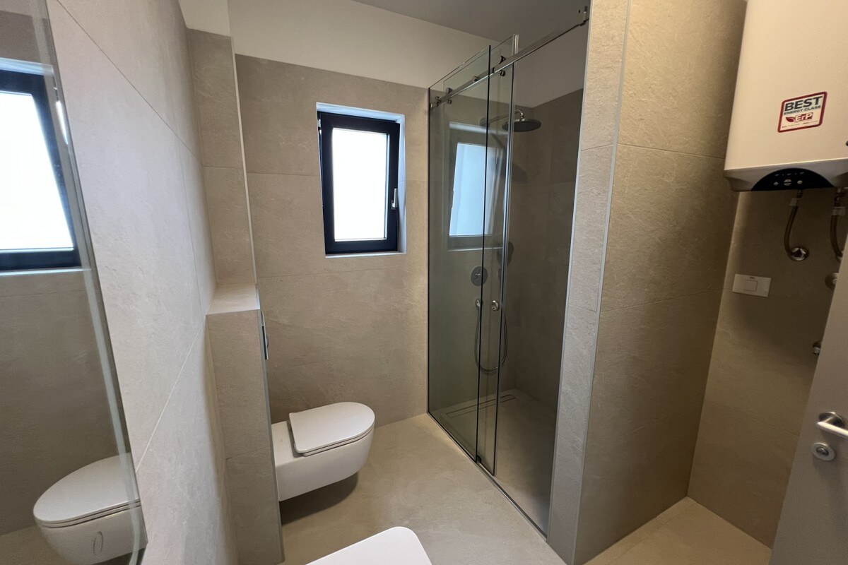 NA PREDAJ Moderný apartmán  / 55 m² / s terasou, Kamenjak — foto 11