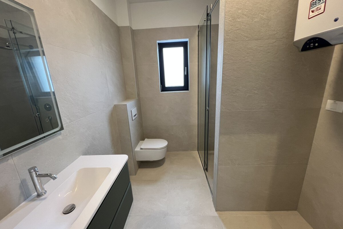 NA PREDAJ Moderný apartmán  / 55 m² / s terasou, Kamenjak — foto 9