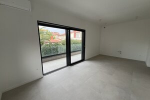 NA PREDAJ Moderný apartmán  / 55 m² / s terasou, Kamenjak — foto 2