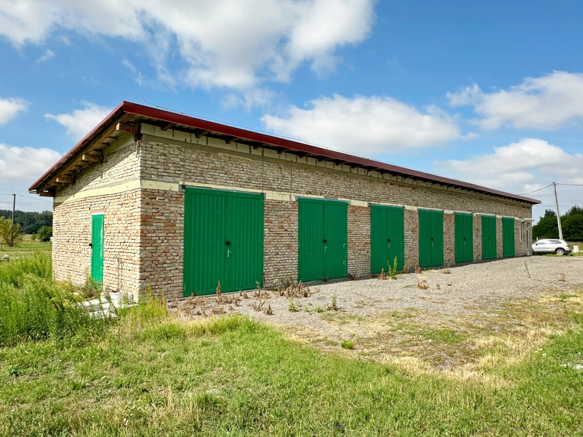 NA PREDAJ RODINNÝ DOM S VEDĽAJŠÍMI PRIESTORMI NA 2 HEKTÁROVOM POZEMKU — foto 11
