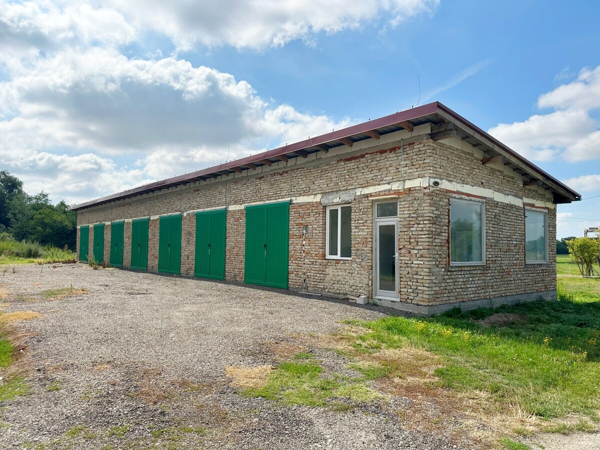 NA PREDAJ RODINNÝ DOM S VEDĽAJŠÍMI PRIESTORMI NA 2 HEKTÁROVOM POZEMKU — foto 12