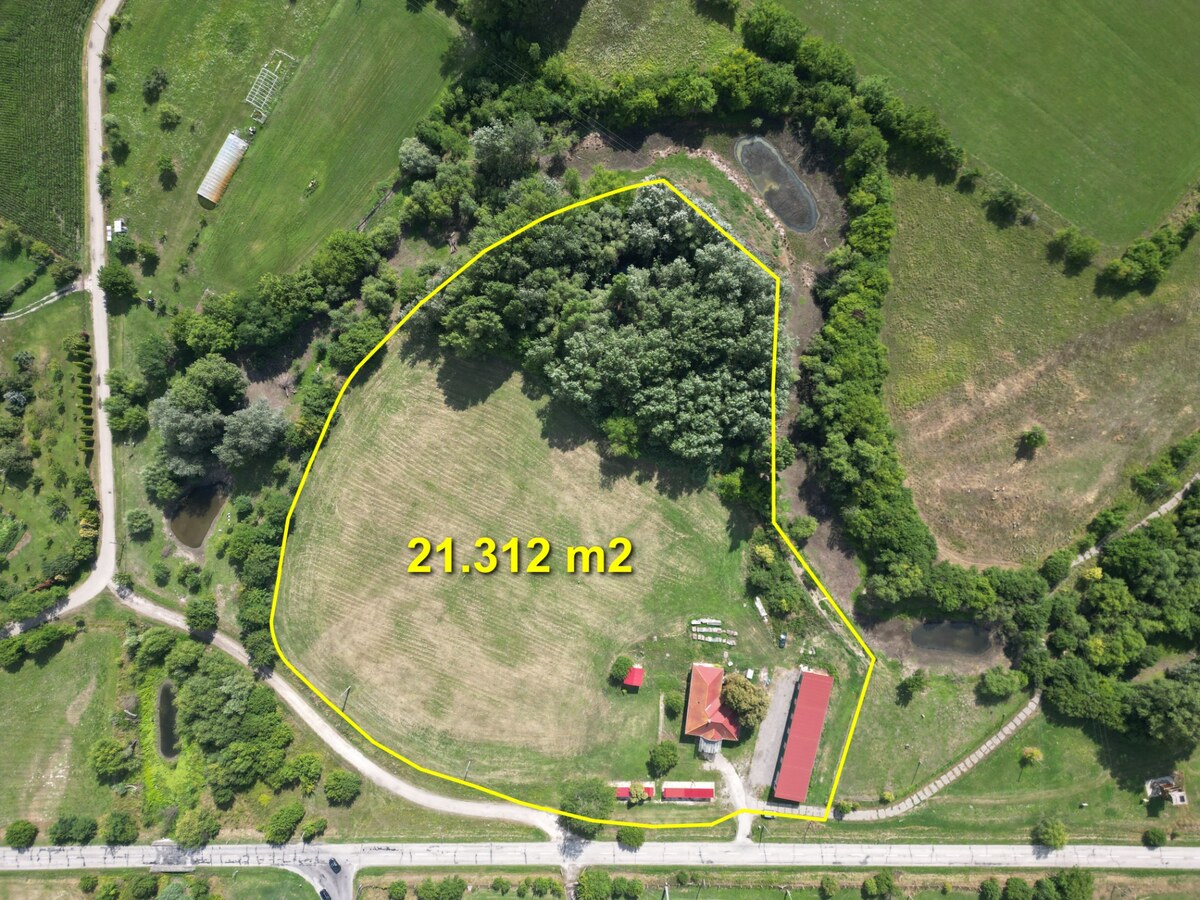 NA PREDAJ RODINNÝ DOM S VEDĽAJŠÍMI PRIESTORMI NA 2 HEKTÁROVOM POZEMKU — foto 4